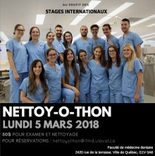 Affichette sur fond d'une photo des 18 étudiant.es, surtout de jeunes femmes, tous/toutes en habit bleu pâle similiaire aux infirmières. « Au profit des stages internationaux »