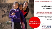 Affichette : belle photo d'une jeune femme se tenant derrière deux jeunes filles de Bolivie. La jeune femme est vêtu en noir, l'air espiègle. La jeune bolivienne a un gilet de laine mauve avec un motif autochtone blanc et des pantalons noir Adidas. Logo de L'AMIE. Les détails sont transcrits dans l’annonce ici.