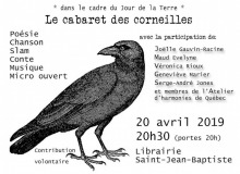 Affichette sur fond blanc avec un gros dessin d'une corneille. « Poésie Chanson Slam Conte Musique Micro ouvert »