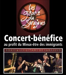 Affiche sur fond noir : photo de six musiciens et musiciennes, côte-à-côte, enjoués. Saxophone, trompette, etc. Logo Les gitans de Sarajevo : cercle comme une roue colorée mauve et orange.