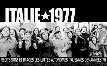 Affiche horizontale sur fond d'une photo d'époque d'une vingtaine de femmes, qui se tiennent coude-à-coude, visiblement en criant, enjouées et contestataires, mais d'âges et de styles variés. « récits sons et images des luttes autonomes italiennes des années 70 ...»