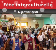 Affiche : photos de « mini-défilé » de gens accueillis dans une église, dont deux hommes au devant vêtu avec des symboles autochtones ; famille qui semble d'origine arabe, probablement syrienne ; grand famille latino-américaine souriante dont six enfants. L'affiche a été un peu réduite.