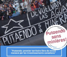 Affichette : photo d'une manifestation vue de la bannière de front.  Elle est noire est dit « Putaendo sin minera. De vuelvan las aguas » (traduction: Putaendo sans mines. Retournez-nous l'eau).