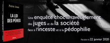 Bannière horizontale sur fond noir : miniature du livre ; photo des pieds d'un enfants et son ombre ; « Une enquête choc sur l'aveuglement des juges et de la société face à l'inceste et à la pédophilie ».