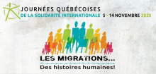 Bannière sur fond blanc-gris avec des zones comme des nuages légèrement plus foncées.  Une foule de personnes en ombres de couleurs vives comme orange, vert, bleu, etc. « Les migrations ... Des histoires humaines ! ».