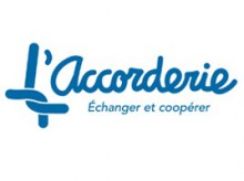 Logo : L'Accorderie - échanger et coopérer. Le L est formée de deux cordes entremêlées.