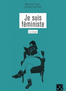 Page couverture sur fond turquoise : dessin d'une femme assise dans un fauteuil, les jambes croisées, en pieds de bas de laine, lisant un livre noir intitulé « Je suis féministe ». - Marianne Prairie et Caroline Roy-Blais. 