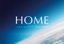 Affichette du film : photo de l'espace de l'horizon de la planète Terre. Le mot HOME en grandes lettres blanches.
