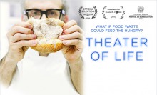 Affiche : un homme à lunettes noires, veste blanche, tient devant son visage un pain rond qui tient serré entre ses dix doigts. « What if food waste could feed the hungry ? »  Logos de trois prix cinéamatographiques. 