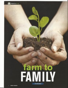 Photo : deux mains tiennent une poignée de terre dans laquelle pousse une plante verte. farm to FAMILY